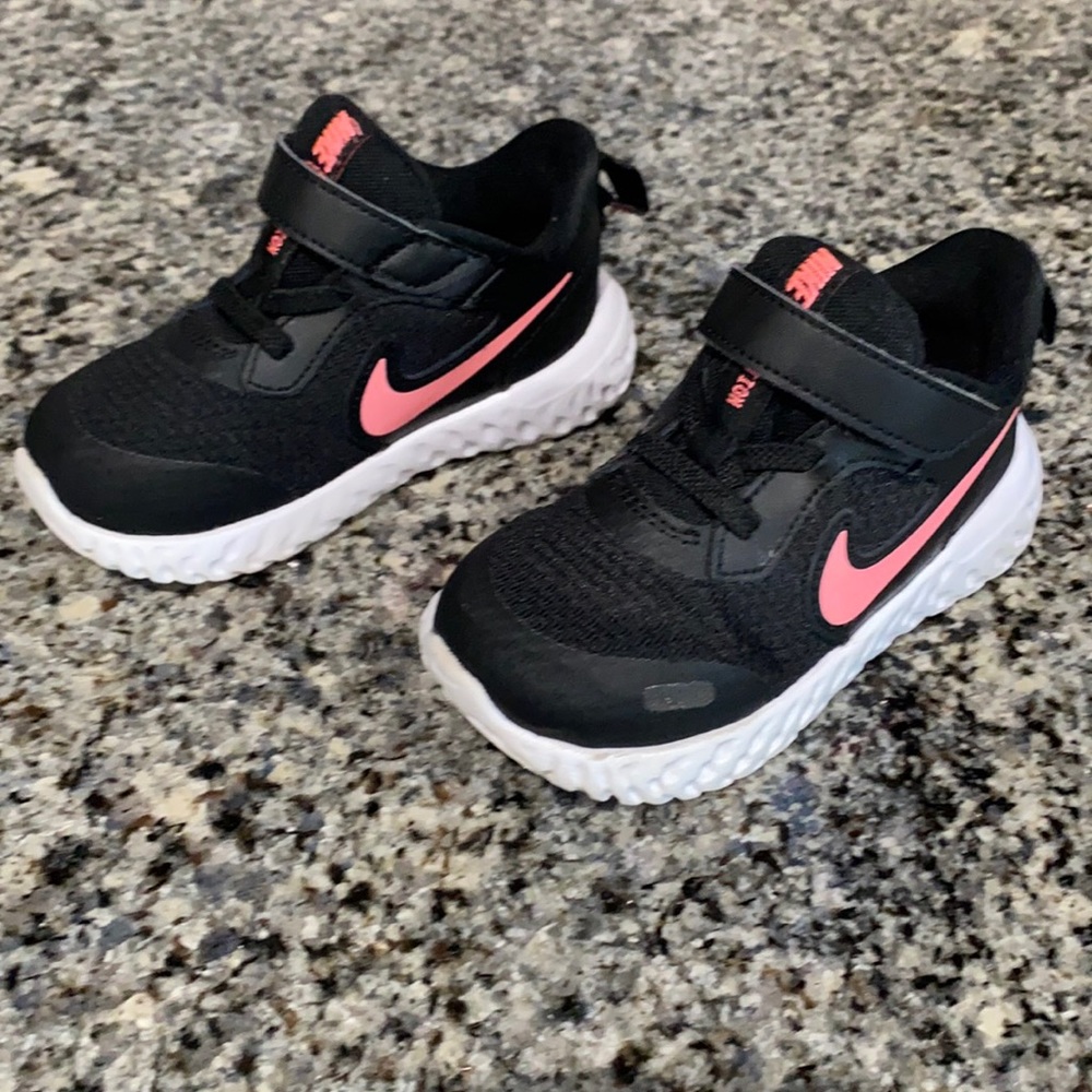 7C Nike Revolution Pink/Black/White